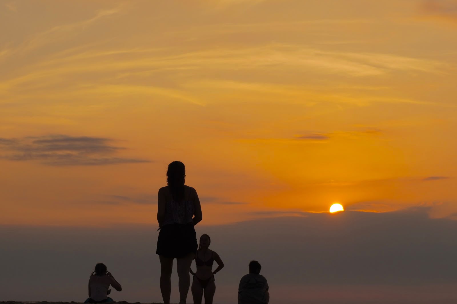 Fotografie von Anika Yago – Silhouetten im goldenen Sonnenuntergang
